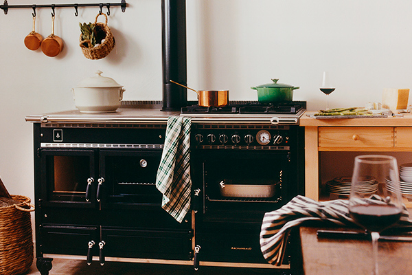 image d'ambiance avec une cuisinière Légende Archambaud